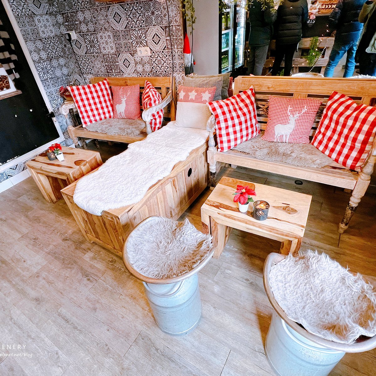 Compact wood-furnished seating area inside Muk’s Schmankerl